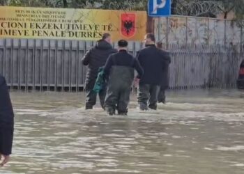 Uji deri në gju në burgun e Durrësit, ministri Lamallari zbret me çizme në “inspektim”