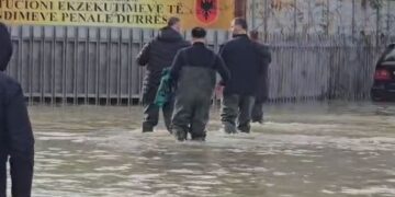 Uji deri në gju në burgun e Durrësit, ministri Lamallari zbret me çizme në “inspektim”