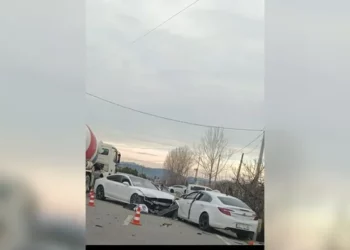 Dy automjete u përplasën në unazën e Cërrikut, dy persona të plagosur