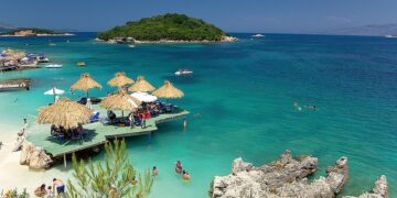 Vendimi/ Çmimet e çadrave dhe shezlongëve, bashkitë përcaktojnë ‘tavanin’, kush e tejkalon ndëshkohet