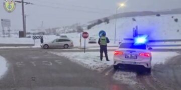 Dëbora zbardh Korçën, bllokohet qarkullimi i mjeteve të rënda në pikën kufitare të Qafë Thanës