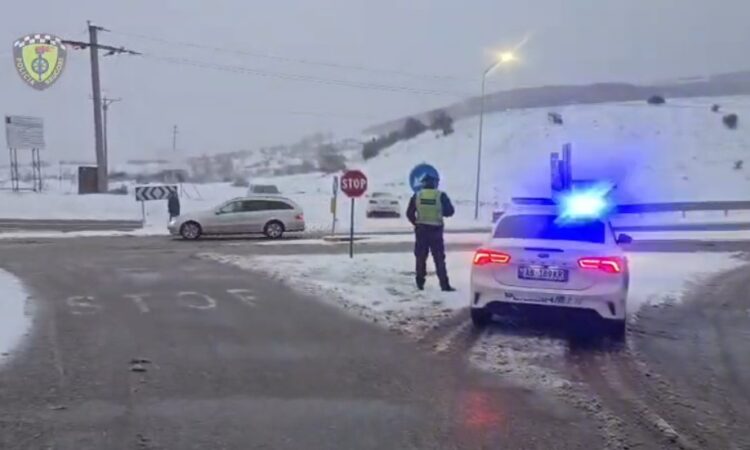 Dëbora zbardh Korçën, bllokohet qarkullimi i mjeteve të rënda në pikën kufitare të Qafë Thanës