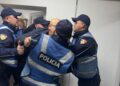 Tension në komisariatin nr.1 në Tiranë, deputetët demokratë përplasen me policinë
