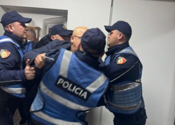 Tension në komisariatin nr.1 në Tiranë, deputetët demokratë përplasen me policinë