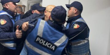 Tension në komisariatin nr.1 në Tiranë, deputetët demokratë përplasen me policinë