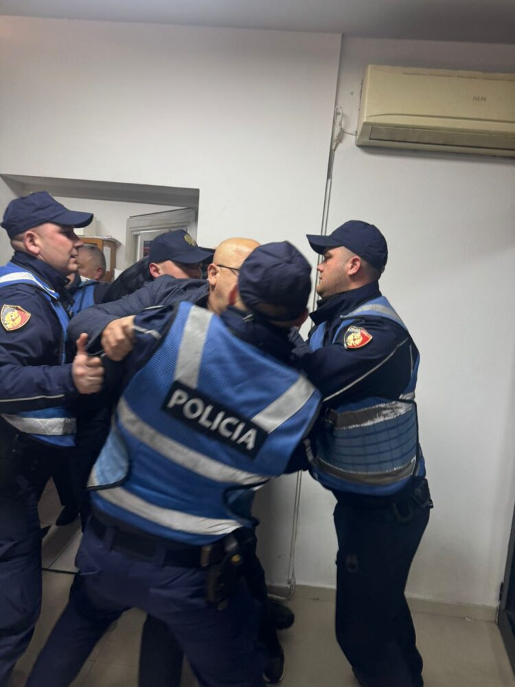 Tension në komisariatin nr.1 në Tiranë, deputetët demokratë përplasen me policinë