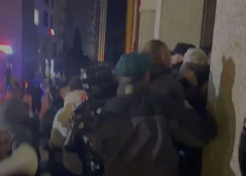 Protestë në Durrës, qytetarët dhe dy deputetë tentojnë të futen me forcë në Bashki