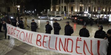 “Dorëzoni Belindën”, Arlind Qori, protestë para Kuvendit: Të bashkohemi për t’i përzënë zuzarët nga qeverisja