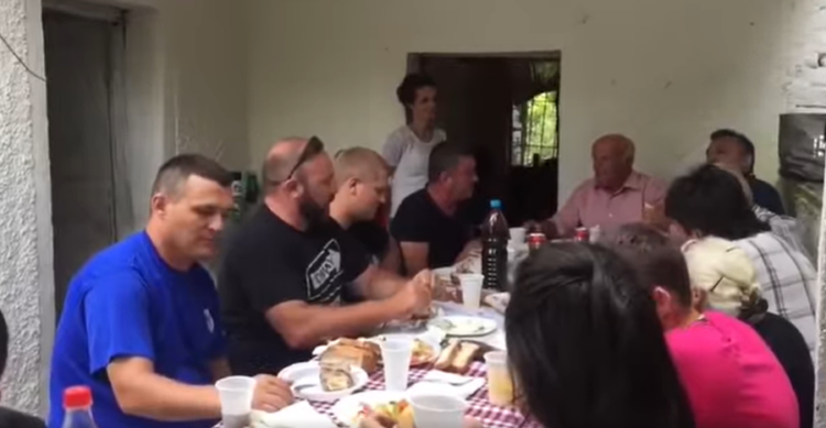 Njeriu që u betua se do të luftonte krimin, Altin Dumani shfaqet duke ngritur dolli me të dënuar penalë