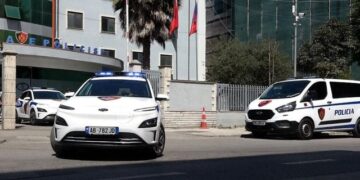 Ndjekje e rrezikshme në Durrës/ Pranga 45-vjeçarit të droguar në timon, përplasi makinën e policisë