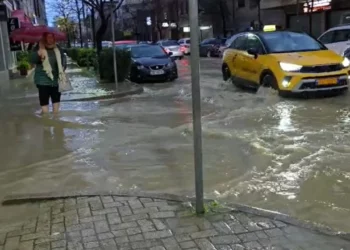 Reshjet e shiut shkaktojnë përmbytje në Durrës, uji depërton në banesa dhe biznese