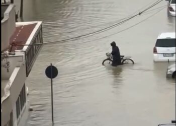 Rrugët kthehen në lumenj, Berisha publikon pamjet: Durrësi i Betonit apo Gjushit dhe Ramaduros!