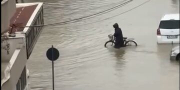 Rrugët kthehen në lumenj, Berisha publikon pamjet: Durrësi i Betonit apo Gjushit dhe Ramaduros!