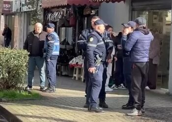 U plagos pasi ndërhyri në sherrin mes babait dhe vajzës, i riu përfundon në reanimacion