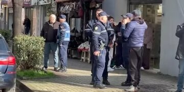 U plagos pasi ndërhyri në sherrin mes babait dhe vajzës, i riu përfundon në reanimacion