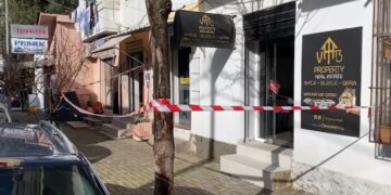 Durrës/ Sapo kishte dalë nga burgu, babai qëllon me thikë vajzën e tij dhe dhëndrin