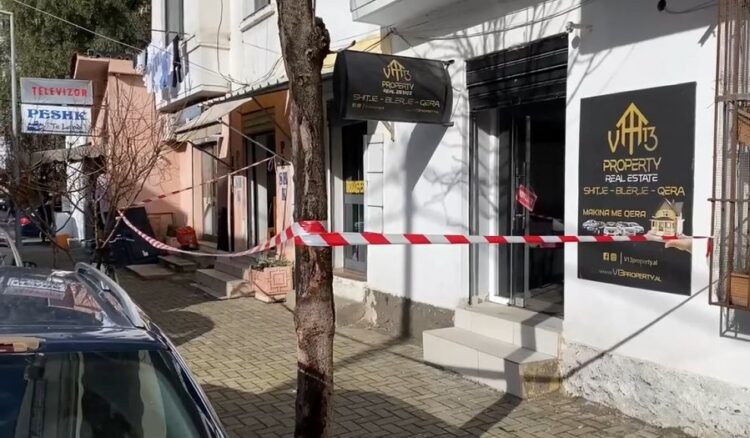 Durrës, babai godet me thikë vajzën e tij dhe kalimtarin që tentoi ta ndalonte