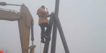 Elbasan/ Dëmtohet rrjeti shpërndarës, 700 familje pa energji elektrike