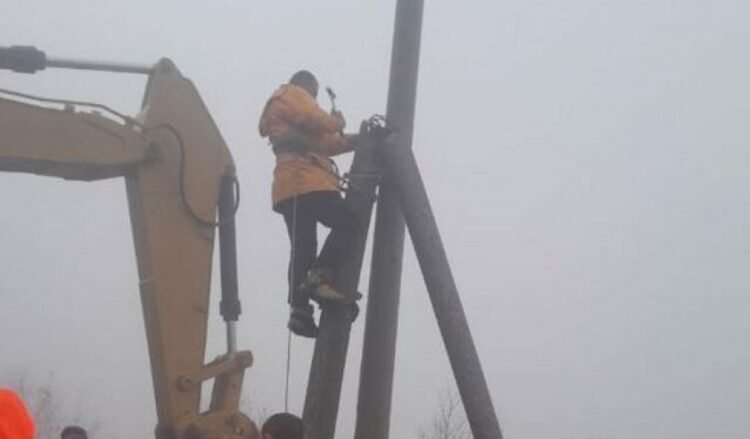 Elbasan/ Dëmtohet rrjeti shpërndarës, 700 familje pa energji elektrike