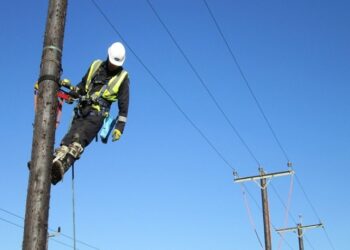 Mbi 500 banorë pa energji elektrike, digjet transformatori elektrik në Elbasan