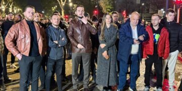 Ervin Salianji i bashkohet protestës para kryeministrisë, e shoqëron edhe Ilir Vrenozi