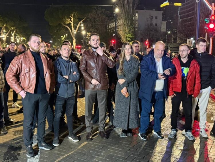 Ervin Salianji i bashkohet protestës para kryeministrisë, e shoqëron edhe Ilir Vrenozi