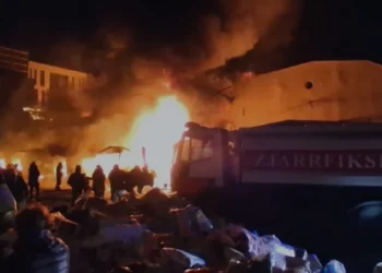 Zjarri tek tregu i “5 Majit”, prefekti i Tiranës: I vështirë neutralizimi i flakëve, kemi kërkuar ndihmë nga Elbasani