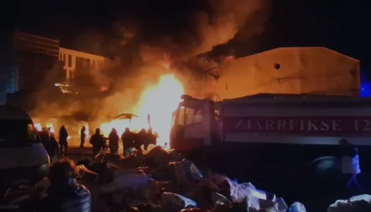 Zjarri tek tregu i “5 Majit”, prefekti i Tiranës: I vështirë neutralizimi i flakëve, kemi kërkuar ndihmë nga Elbasani