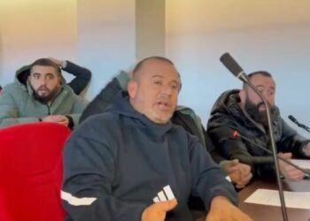 Maliq, fermerët e permbytur përplasen me zyrtarët e Këshillit Bashkiak: Ku janë dëmshpërblimet?