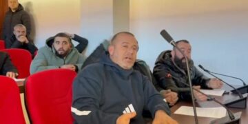 Maliq, fermerët e permbytur përplasen me zyrtarët e Këshillit Bashkiak: Ku janë dëmshpërblimet?