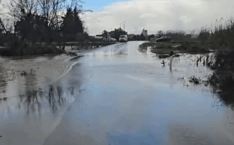 Del nga shtrati lumi Vjosë, bllokohet rruga e vjetër Fier-Vlorë