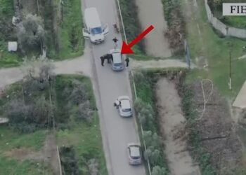 Mbi 17 kg drogë dhe arsenal armësh e municione, arrestohen babë e bir në Fier (Emrat)