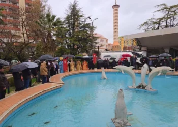 Besimtarët ortodoksë festojnë ditën e ‘Ujit të Bekuar’ në Fier, kryqi kapet sërish nga 18-vjeçari