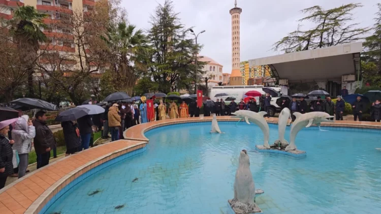 Besimtarët ortodoksë festojnë ditën e ‘Ujit të Bekuar’ në Fier, kryqi kapet sërish nga 18-vjeçari