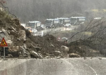 Gjirokastër/ Rrëshqitje dherash dhe bllokim rrugës, evakuohen disa familje