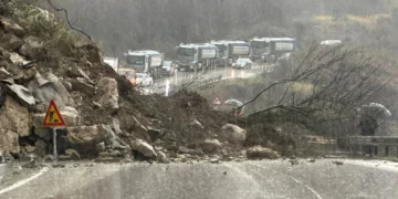 Gjirokastër/ Rrëshqitje dherash dhe bllokim rrugës, evakuohen disa familje