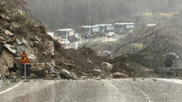 Gjirokastër/ Rrëshqitje dherash dhe bllokim rrugësh, evakuohen disa familje