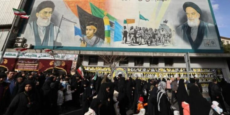 Analiza/ Protestat dhe kërcënimet nga SHBA po ‘lëkundin’ raportin Kinë-Iran