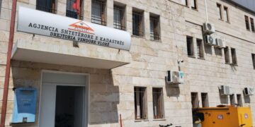 Vijojnë presionet në Kadastrën e Vlorës, urdhër për dërgimin e dosjeve drejt Tiranës