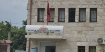 Zhvendosja e Kadastrës në Tiranë/ Presion ndaj punonjësve të Vlorës, nëndrejtori pezullohet nga puna