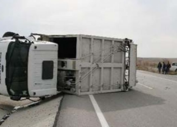 Aksident në autostradën Durrës-Tiranë! Përmbyset kamioni, bllokohet qarkullimi