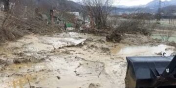 Shembet kanali në Klos, bllokohet rruga nacionale Klos-Burrel