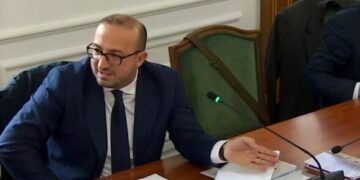 Korreshi ironizon socialistët: Nuk shkohet në Europë me çizme të baltosura dhe brekë të grisura