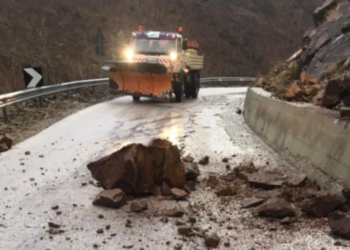 Moti i keq në Kukës / Rrugë të bllokuara nga inertet dhe zona pa energji elektrike