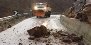 Moti i keq në Kukës / Rrugë të bllokuara nga inertet dhe zona pa energji elektrike