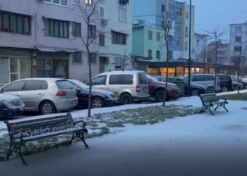 “Zbardhet” Kukësi, qyteti përfshihet nga reshje të dendura të dëborës