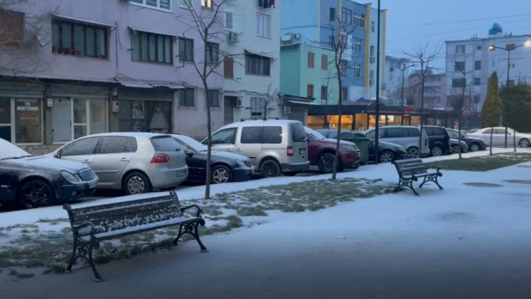 “Zbardhet” Kukësi, qyteti përfshihet nga reshje të dendura të dëborës