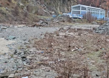 Rrëshqitja e dherave paralizon qarkullimin dhe izolon familjet në fshatin Cernaleva të Kukësit