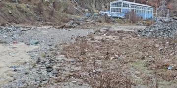 Rrëshqitja e dherave paralizon qarkullimin dhe izolon familjet në fshatin Cernaleva të Kukësit