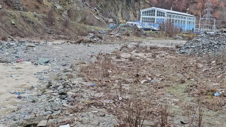 Rrëshqitja e dherave paralizon qarkullimin dhe izolon familjet në fshatin Cernaleva të Kukësit